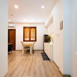 B786 Airport Apartment